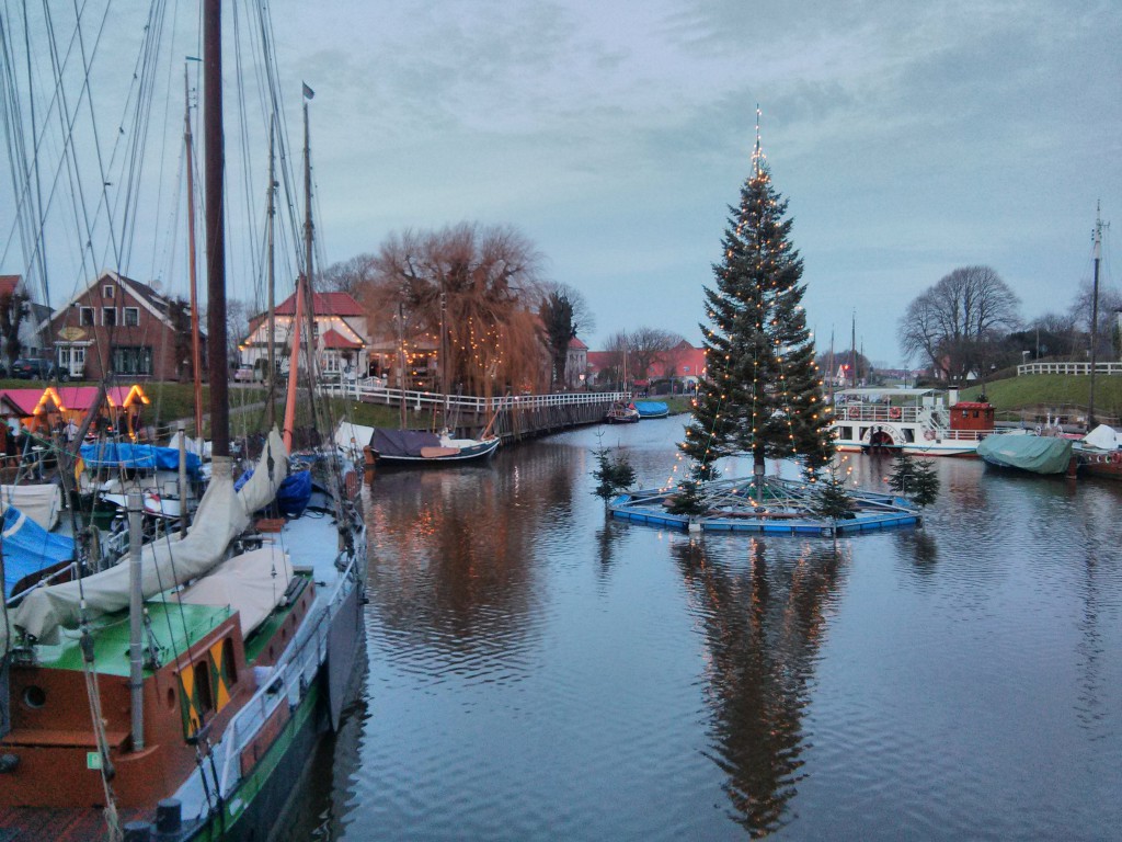 Weihnachtsbaum im Museumshafen.