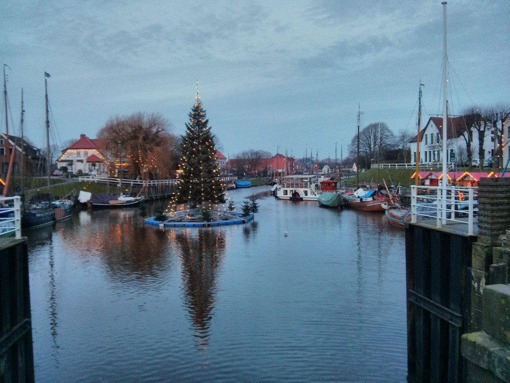 Weihnachtsmarkt in Carolinensiel - Schiwmmender Baum im Hafen