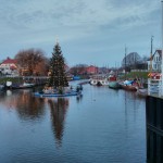 Weihnachtsmarkt in Carolinensiel - Schiwmmender Baum im Hafen