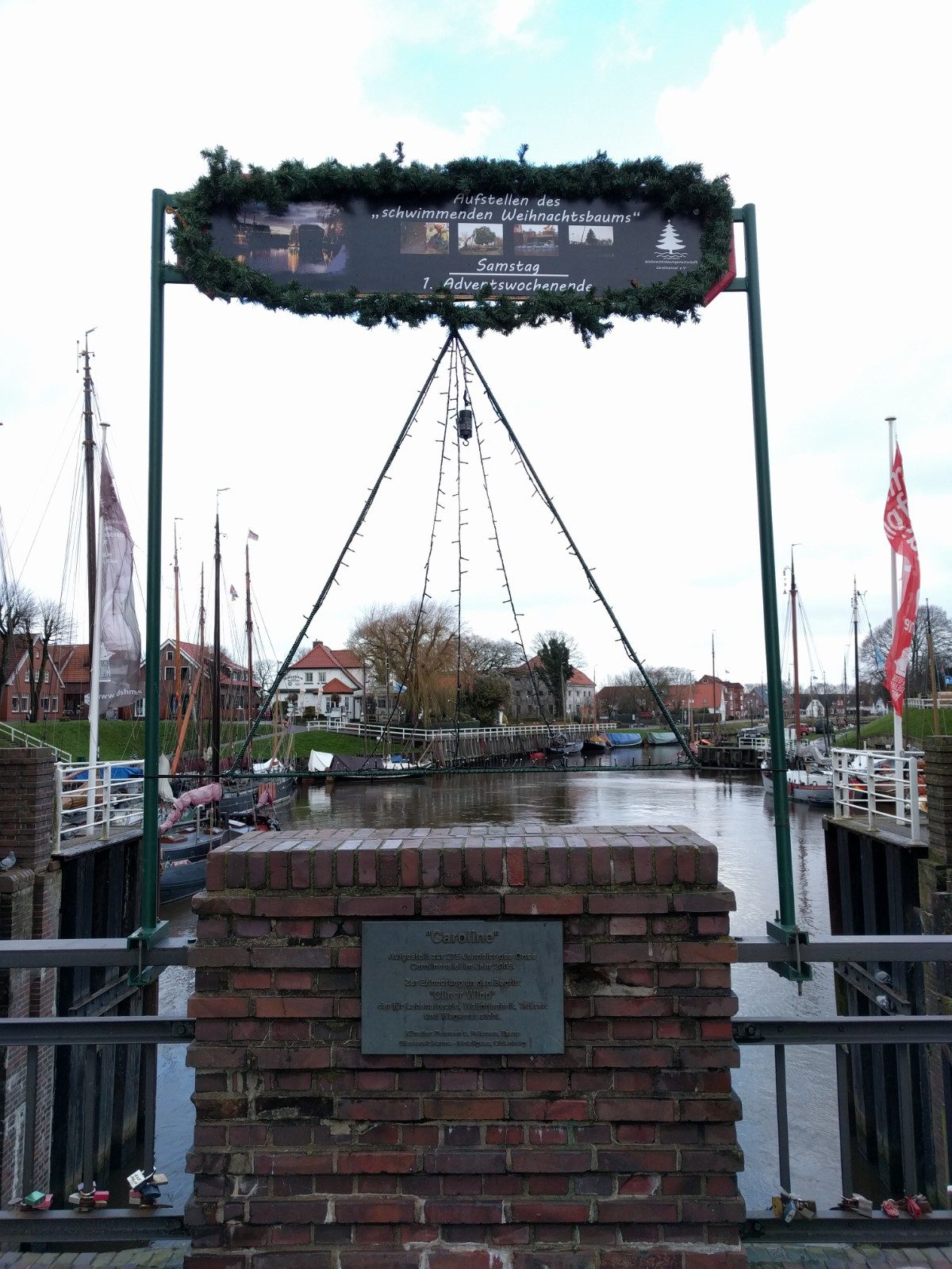 Aufbau Schwimmender Weihnachtsbaum in Carolinensiel 2017