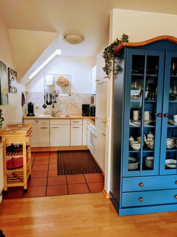 Blick zur Küche der Ferienwohnung Caro