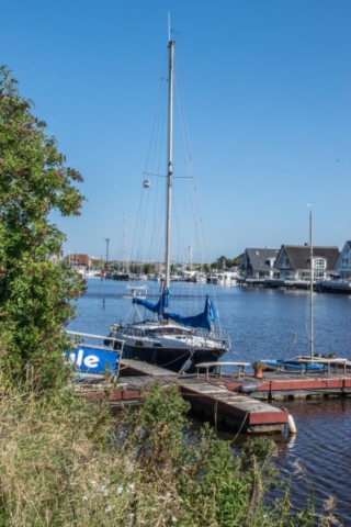 Segelboot im Yachthafen von Harlesiel