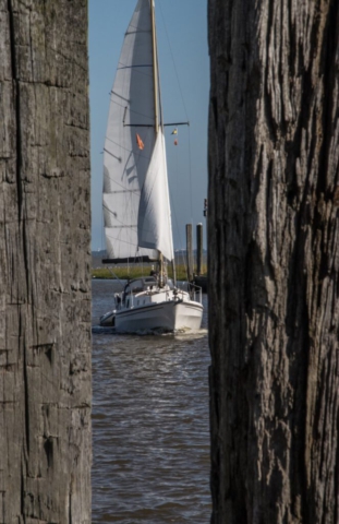 Segelboot zwischen Holzplanken